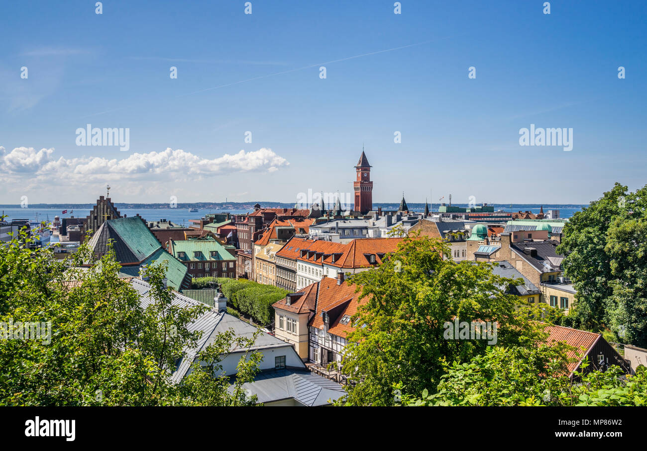 Vista sopra i tetti del Mar Baltico città costiera di Helsingborg dal Kärnan fortezza medievale con la torre del Radhuset, Helsingborg Ci Foto Stock
