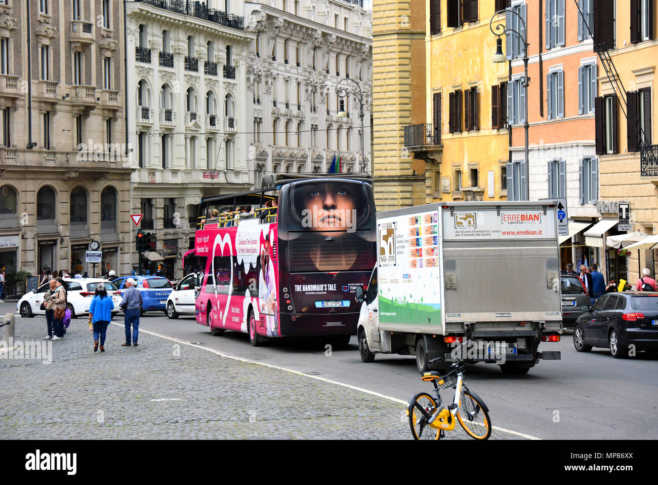 Roma, Italia - 9 Maggio 2018: un autobus turistico con un annuncio pubblicitario per la Serva del racconto Aziona turisti attraverso le strade della città eterna. Foto Stock