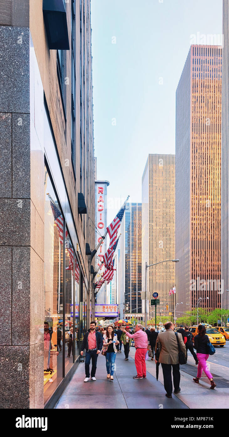New York, Stati Uniti d'America - 06 Maggio 2015: la gente camminare passato Radio City Music Hall a 6th Avenue a New York. Radio City esiste dal 1932 ed è registrato in U Foto Stock