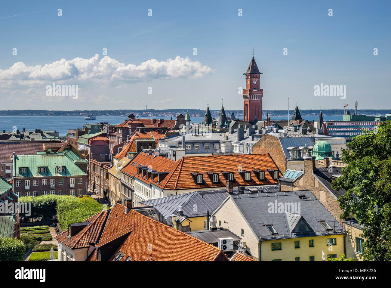 Vista sopra i tetti del Mar Baltico città costiera di Helsingborg dal Kärnan fortezza medievale con la torre del Radhuset, Helsingborg Ci Foto Stock