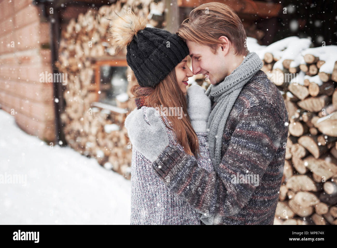 Natale felice coppia in amore abbracciare in nevoso inverno freddo, foresta copiare spazio, festa di capodanno celebrazione, vacanze e viaggi, vacanze e amore e relazioni Foto Stock