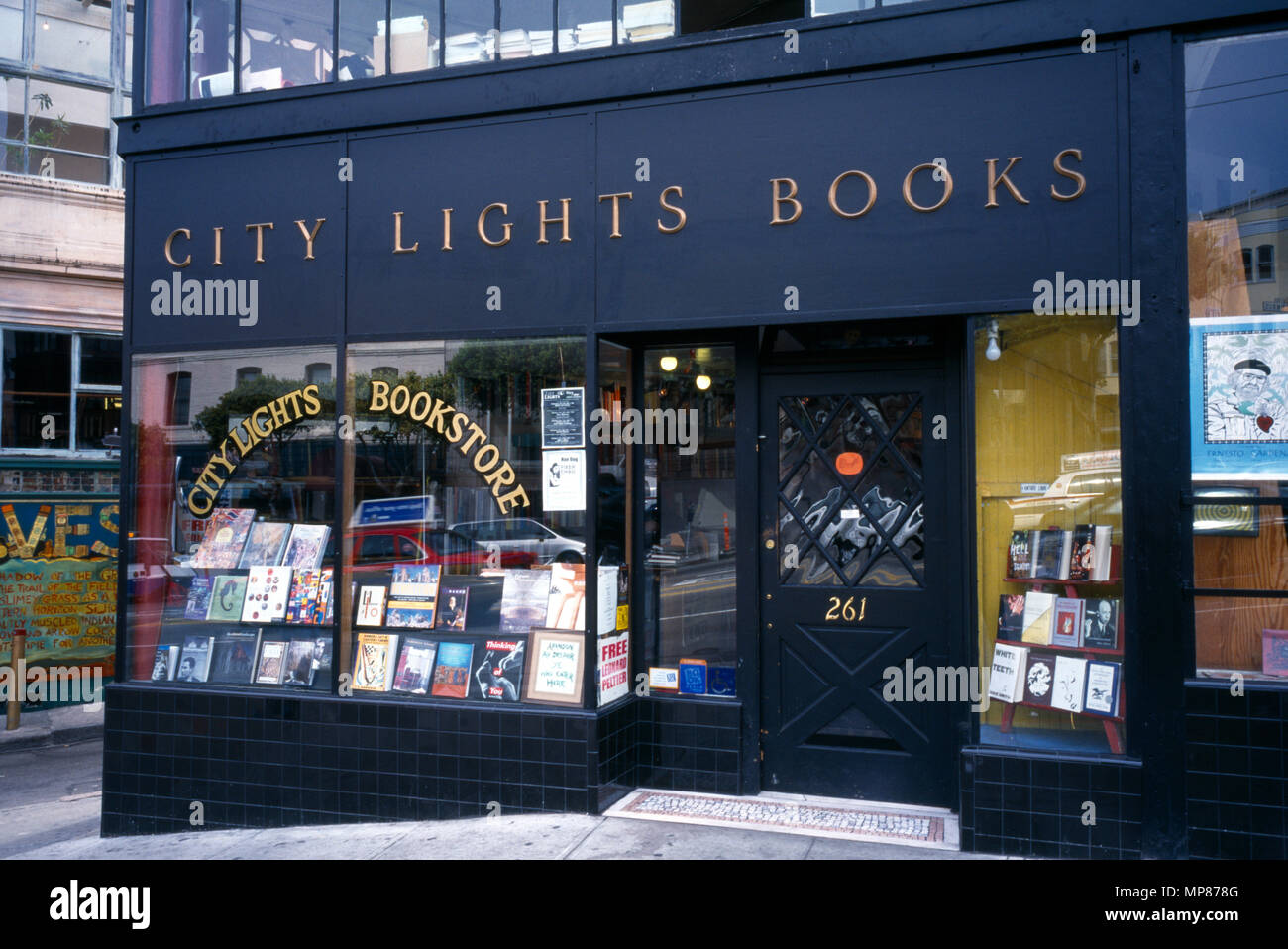 Stati Uniti, California, San Francisco, City Lights Bookstore in Columbus Avenue, il primo libro in brossura bookstore in America, inaugurato nel 1953 e frequentata dagli autori della Beat Generation. Foto Stock