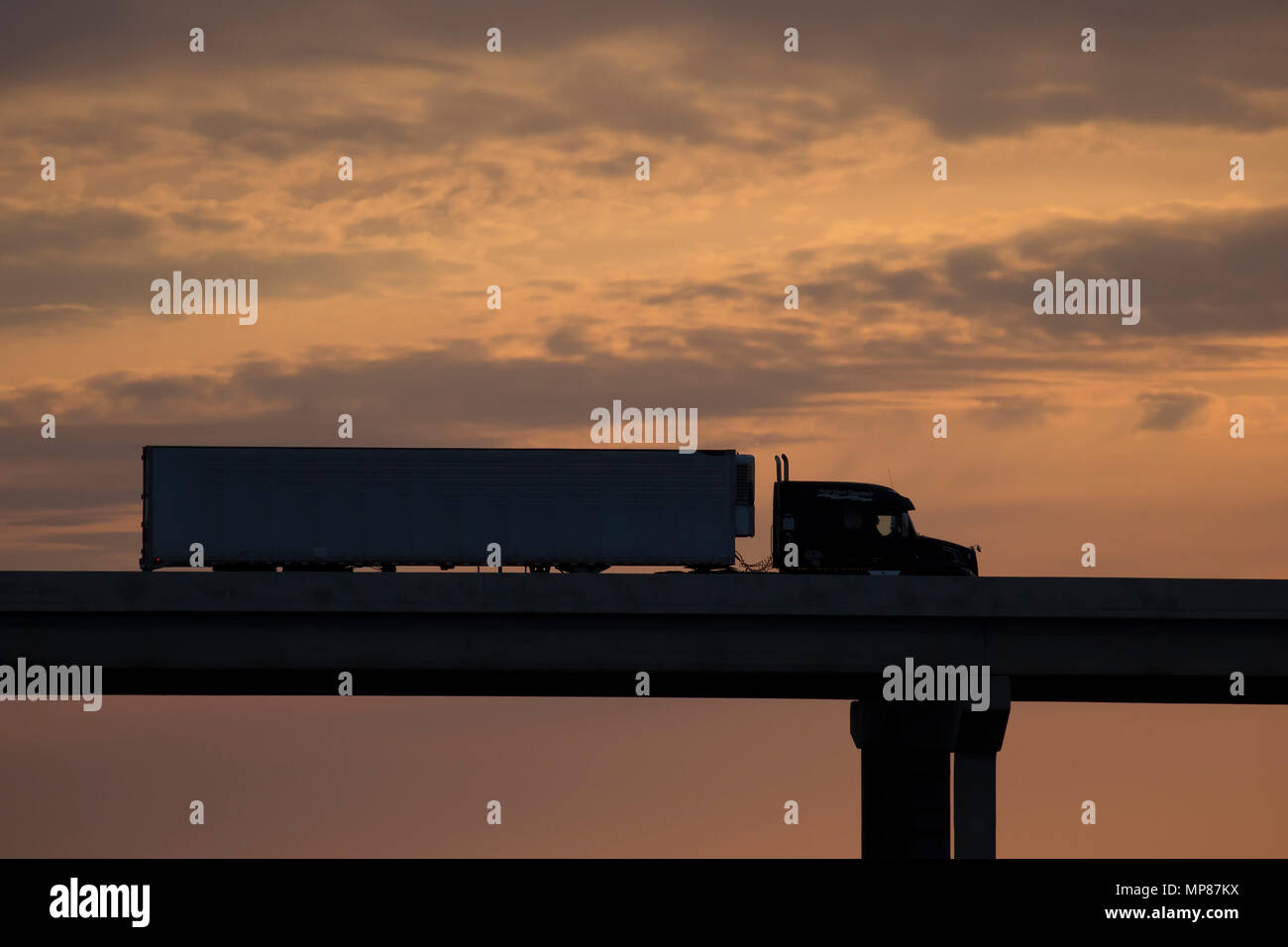 Carrello sul ponte contro un arancio tramonto colorato sky Foto Stock