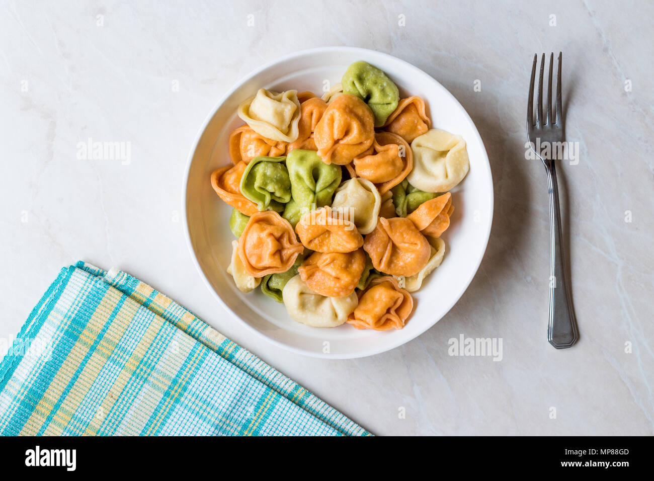 Tri colorato Tortellini / Multicolor o colorato. Il cibo italiano. Foto Stock