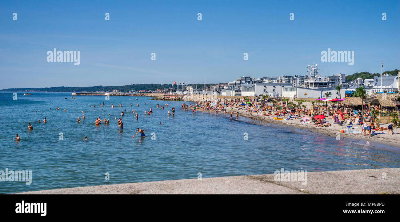 Spiaggia tropicale del Mar Baltico città costiera di Helsingborg, Scania in Svezia Foto Stock