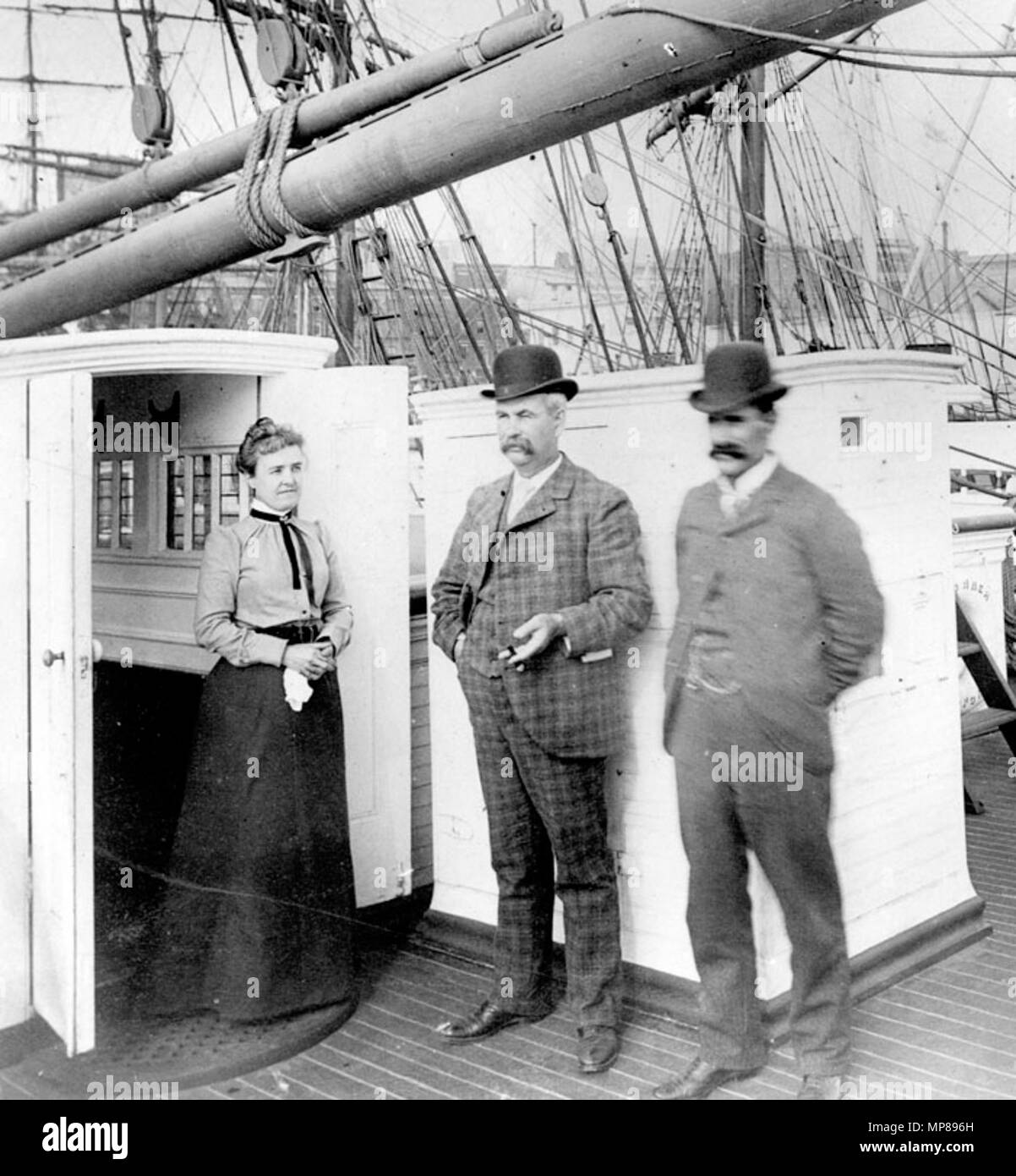 Il capitano e la moglie a bordo di una nave William H. Conner . Questa nave Searsport fu costruito nel 1877. Da sinistra sono la sig.ra B.F. Colcord, Cap. B.F. Colcord (master di questa nave) e il cap. Albert Ballard Colson. 1880. 1265 William H. Conner (1877), il capitano e la moglie a bordo - Penobscot Museo Marino Foto Stock