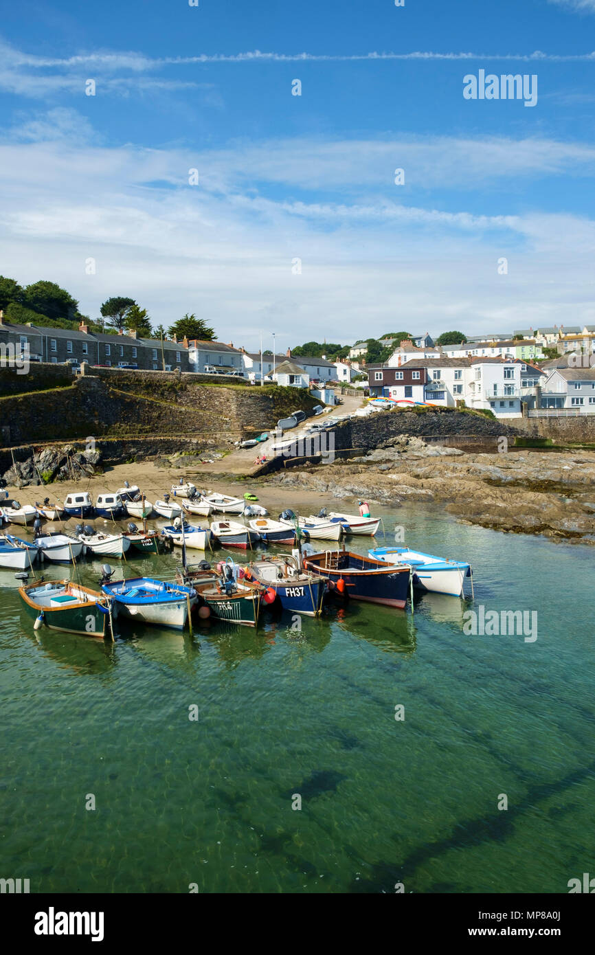 Vacanzieri godere la calma le acque del porto e la fascia costiera a Portscatho, Cornwall, Regno Unito su una bella mattina d'estate. Portscatho è una famiglia di famose località meta di vacanza. Foto Stock