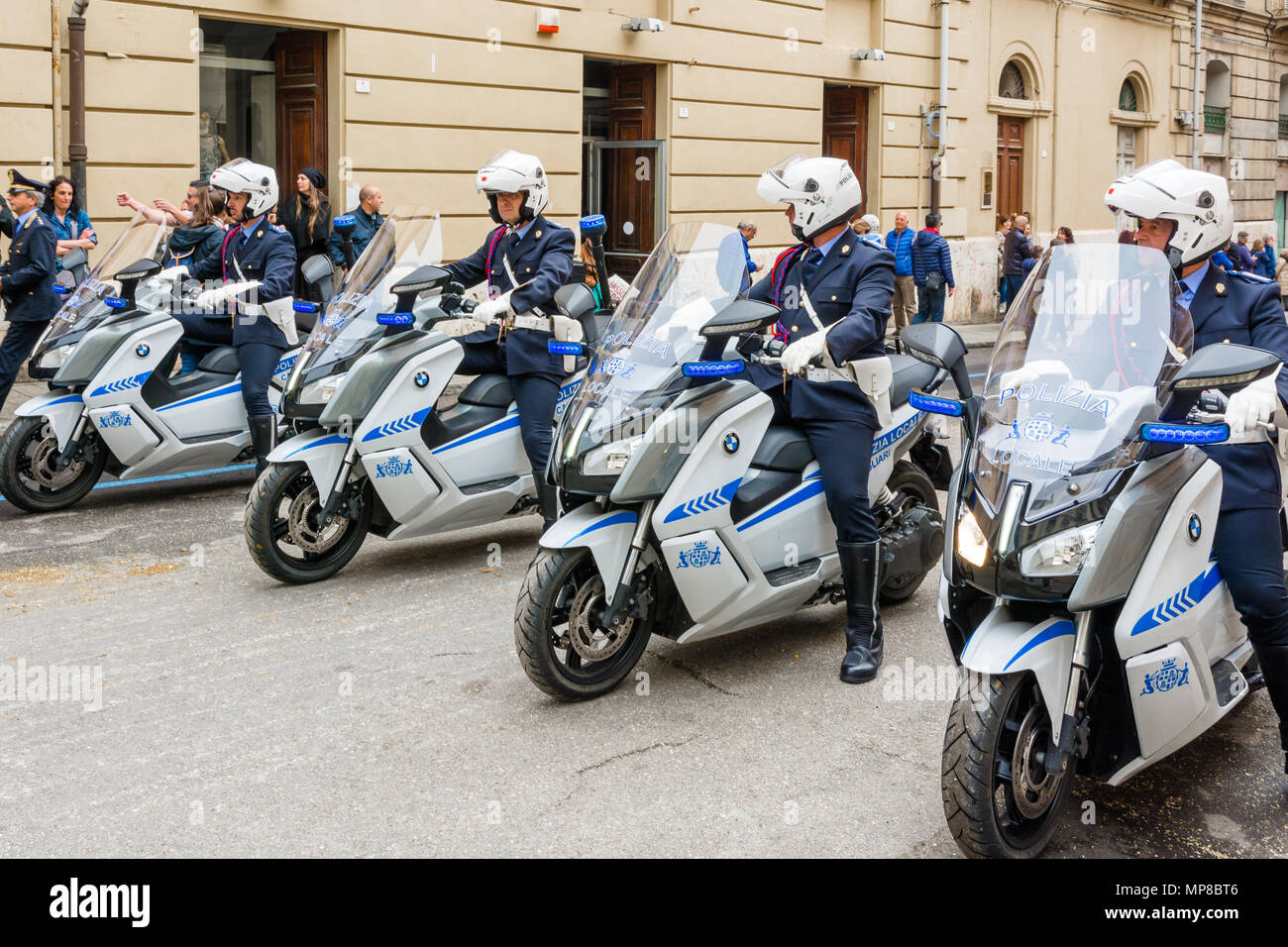 CAGLIARI, Italia - 1 Maggio 2018: il famoso Festival di Sant'Efisio in Sardegna. Moto della polizia di fronte alla processione religiosa Foto Stock