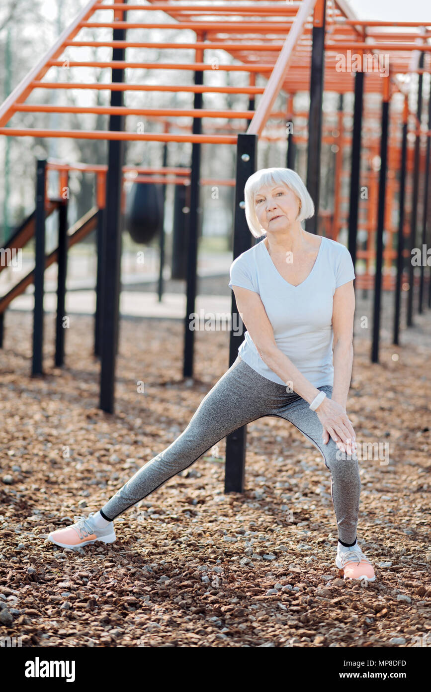 Felice di età donna esercizio all'aperto Foto Stock