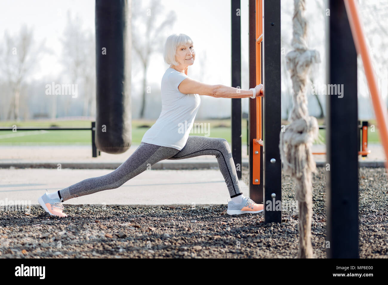 Donna allegra formazione sul campo sportivo Foto Stock