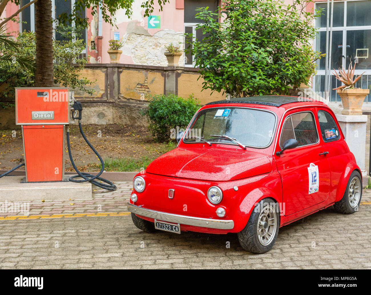 Un classico rosso vintage FIAT 500 Cagliari, Sardegna, Italia Foto Stock