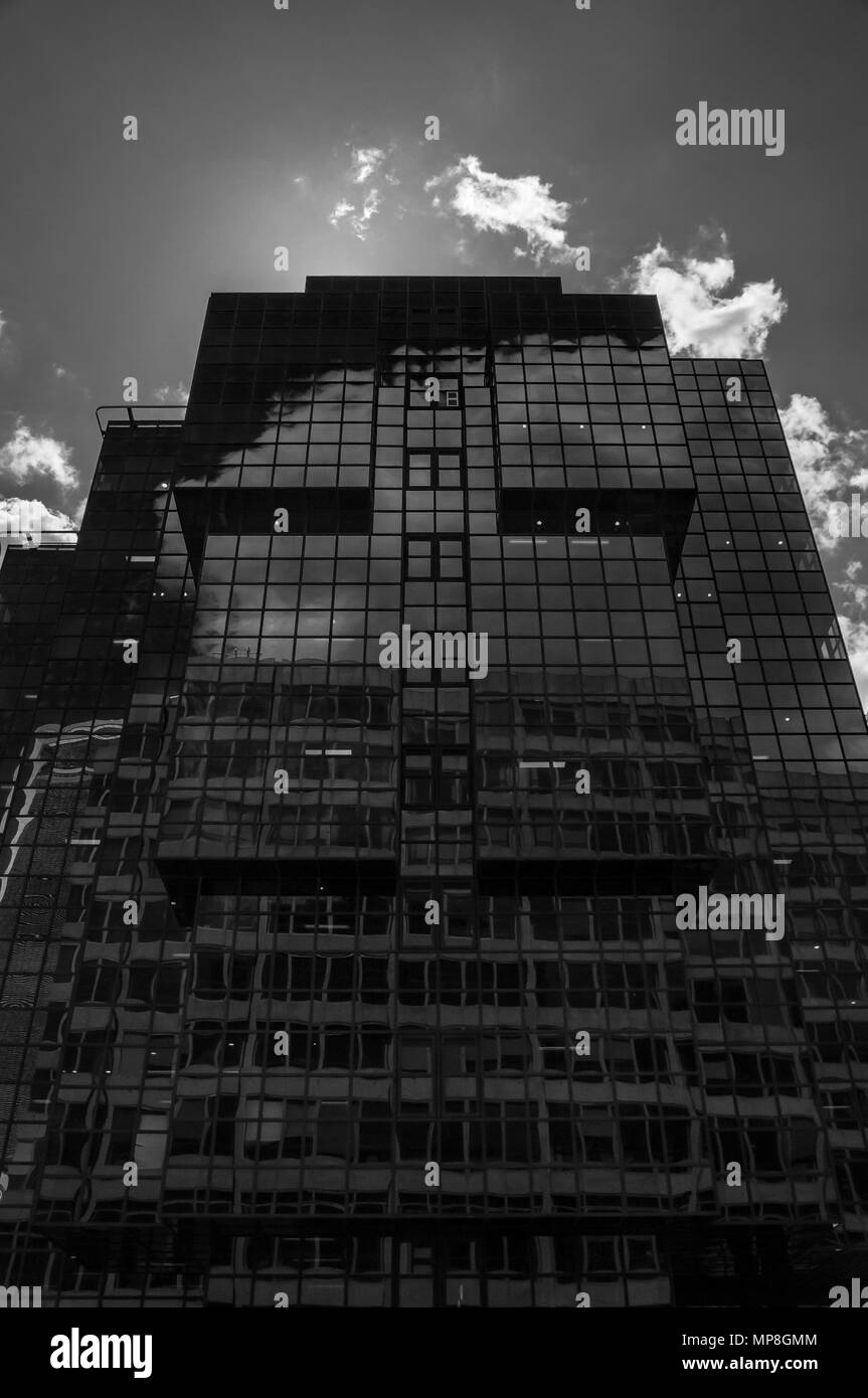 Immagine in bianco e nero alla ricerca fino a un buio, prepotente edificio per uffici a Londra Foto Stock