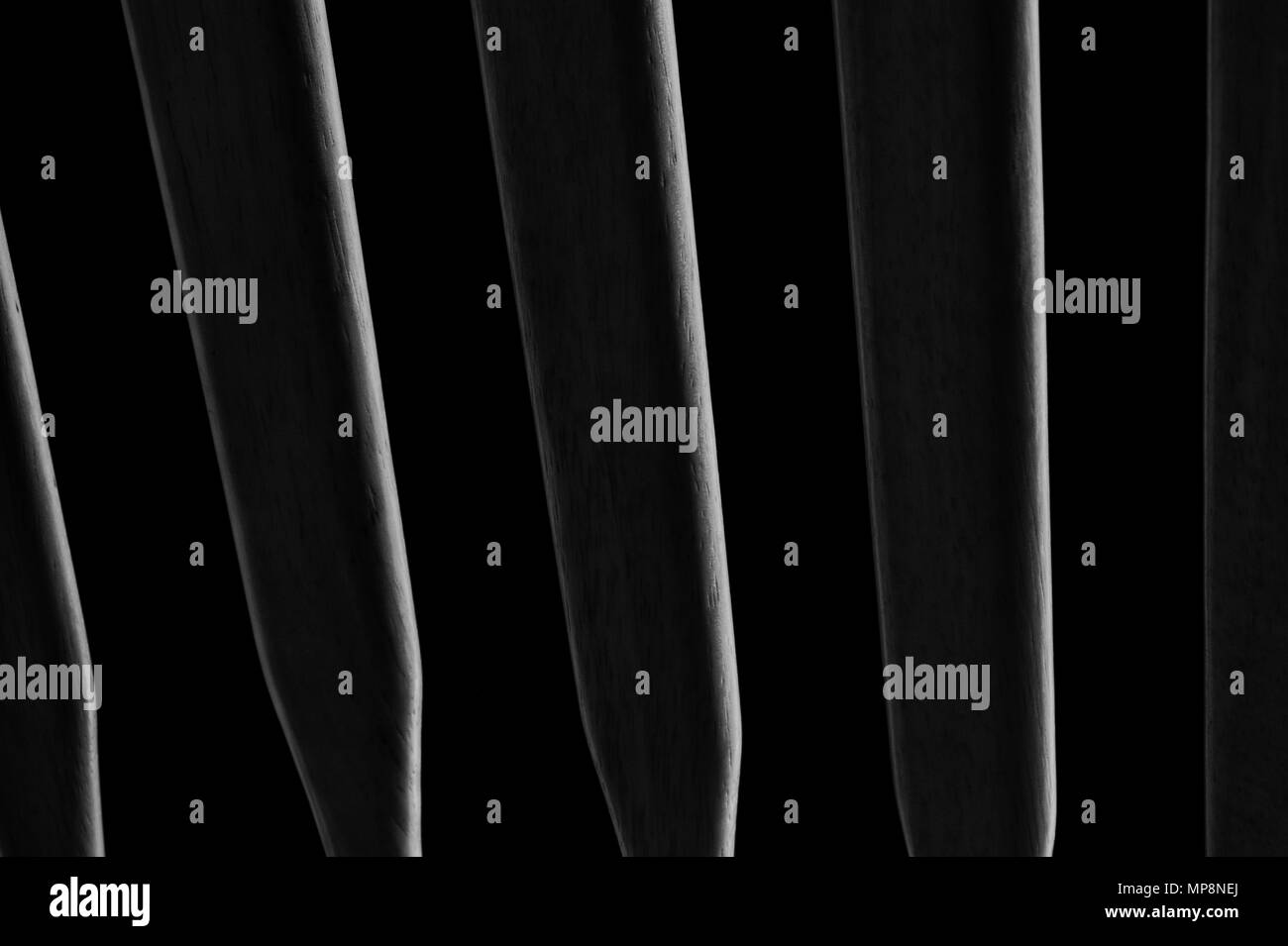 Sedia per interni astratti di close-up di ombre e punti di luce a parete con forte contrasto Foto Stock