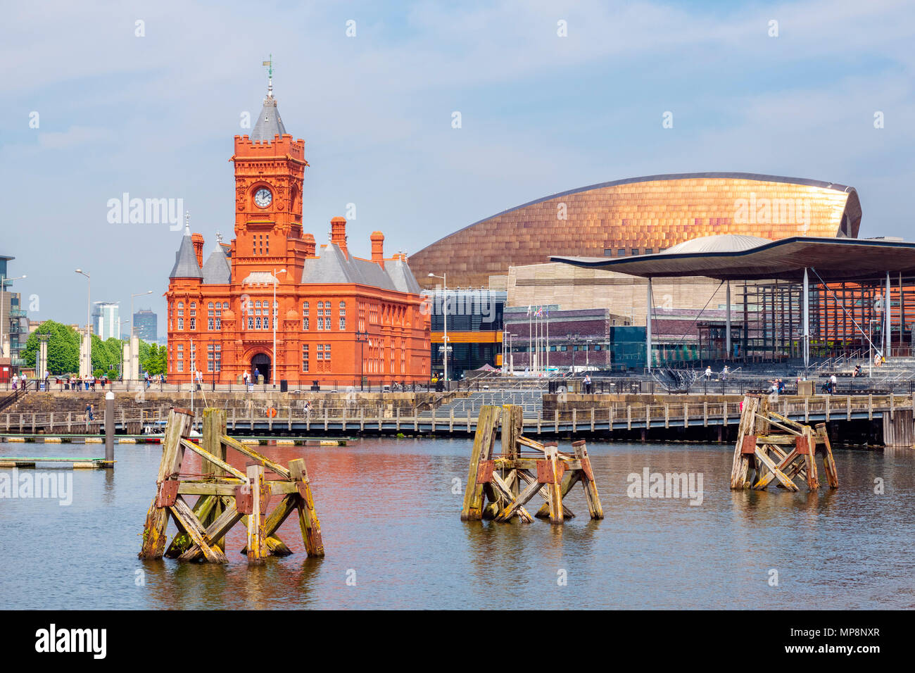 La Baia di Cardiff, Galles, UK. Edificio Pierhead & Millennium Centre nella capitale gallese. Foto Stock