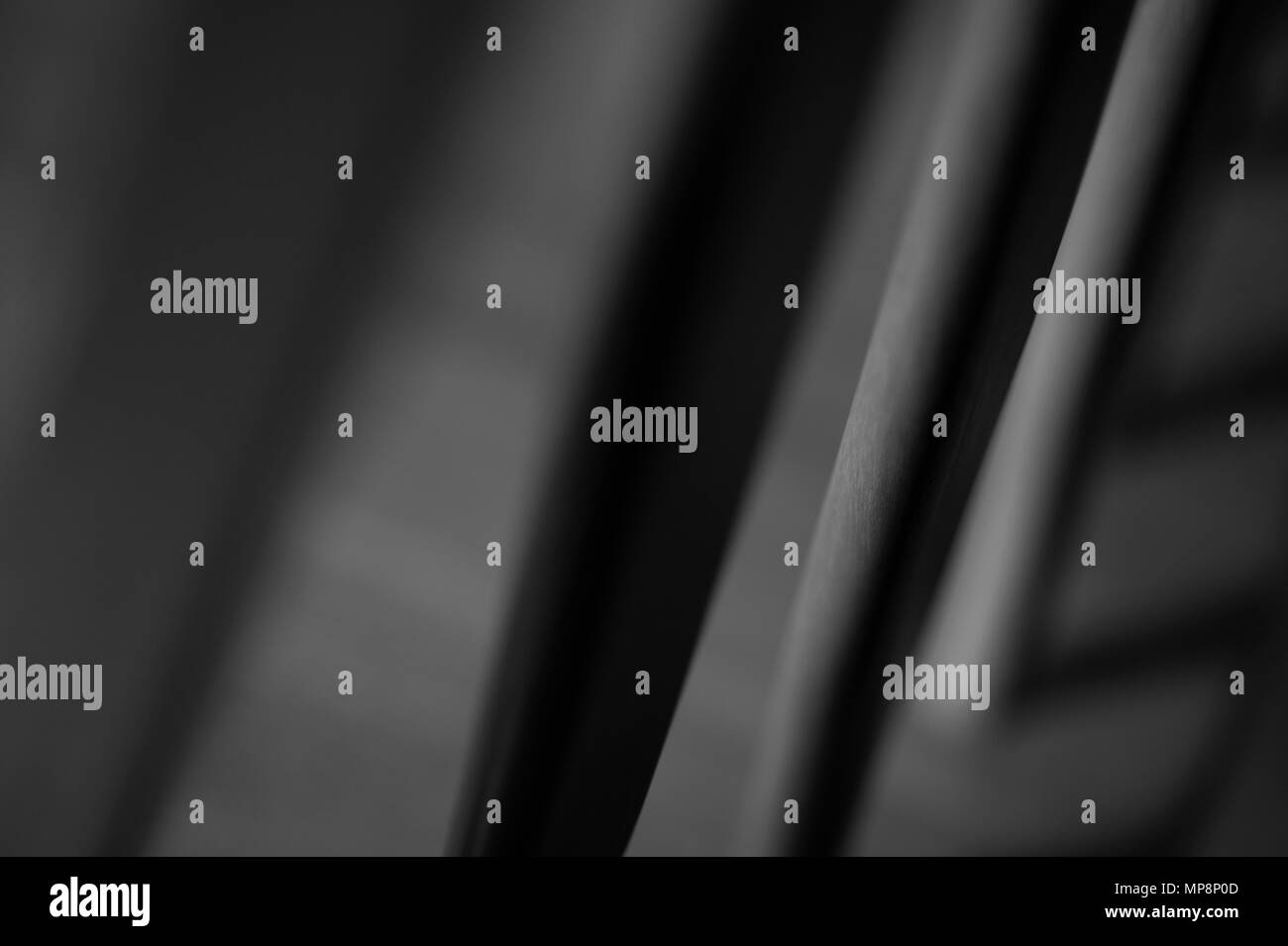 Sedia per interni astratti di close-up di ombre e punti di luce a parete con forte contrasto Foto Stock