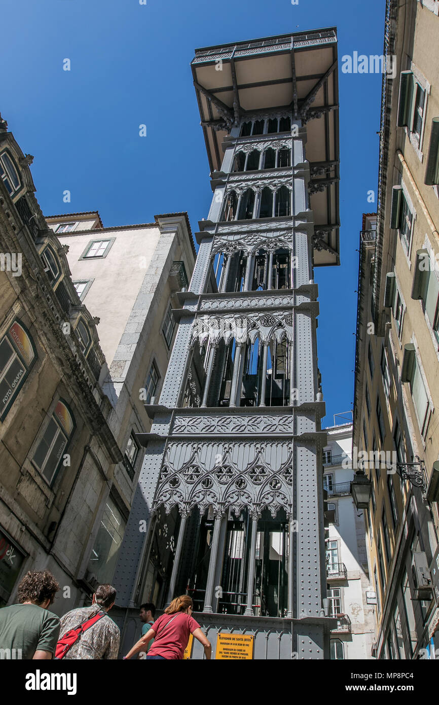 Lisbona, Portogallo, 5 Maggio 2018: Verso l'alto vista dell'Elevador de Santa Justa nel centro di Lisbona. Foto Stock