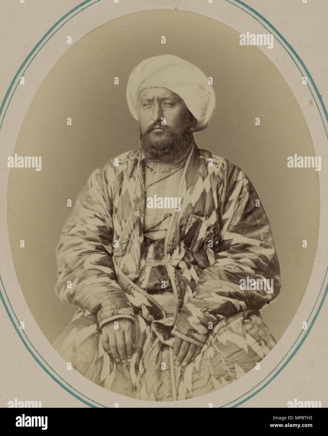 Русский: Кокандский хан и его сыновья. Сеид Мухамед Насреддин-бек (старший сын кокандского хана) Français : Khan de Kokand et ses fils. Seyd Mukhamed Khudayar Khan, khan de Kokand inglese: Kokand Khan e i suoi figli. Seyd Mukhamed Khudayar Khan, Kokand Khan 中文: 浩罕汗及其众子。赛义德·穆罕默德·古德亚汗，浩罕汗 Português: Khan de Kokand e seus filhos. Seyd Mukhamed Khudayar Khan, khan de Kokand العربية: خان كوكند وأبناؤه. محمد سيد خدايار خان، خان كوكند Español: Kan de Kokand y sus hijos. Seyd Mukhamed Khudayar Khan, kan de Kokand . Русский: Эта фотография входит в этнографическую часть 'Туркестанского альбома' - всесто Foto Stock