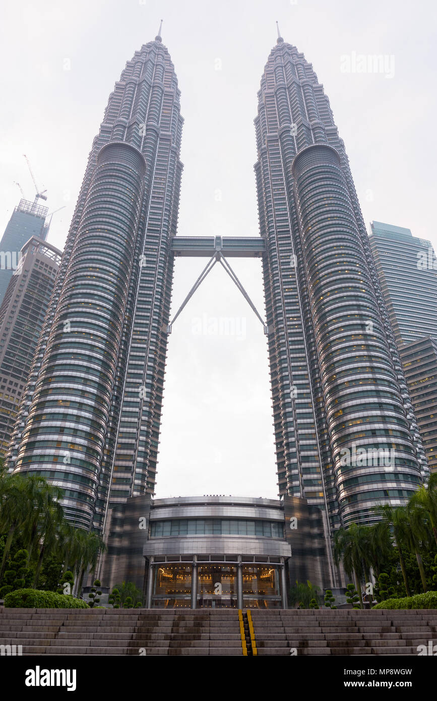 Le famose Petronas Towers di Kuala Lumpur in Malesia Foto Stock