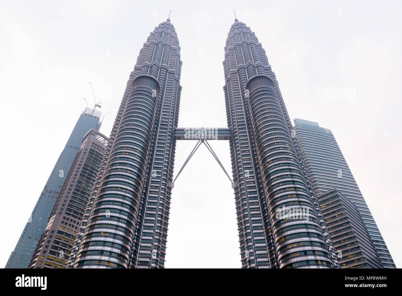 Le famose Petronas Towers di Kuala Lumpur in Malesia Foto Stock