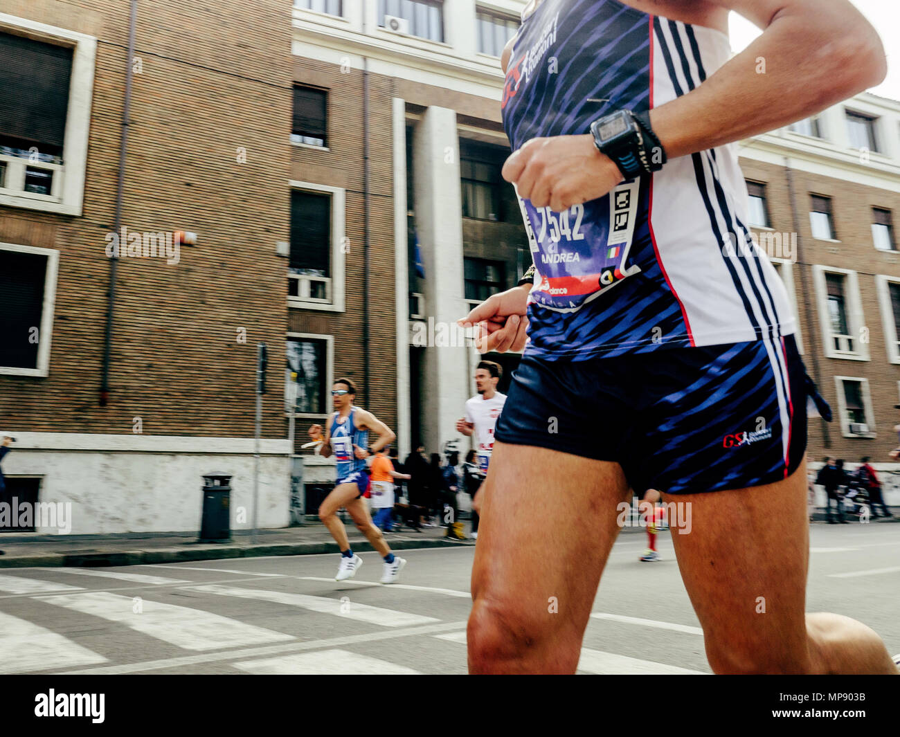 Roma, Italia - 8 Aprile 2018: maschio runner sulla mano di guardare correre in città la Maratona di Roma e girare per il divertimento Foto Stock