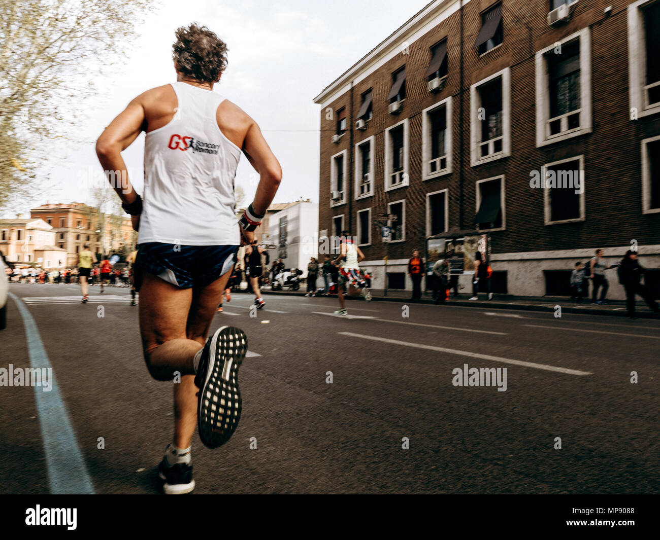 Roma, Italia - 8 Aprile 2018: Torna l'uomo runner acceso street nella Maratona di Roma e girare per il divertimento Foto Stock