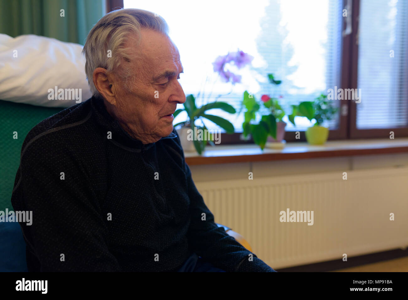 Uomo senior di relax presso la casa di cura a Turku, in Finlandia Foto Stock