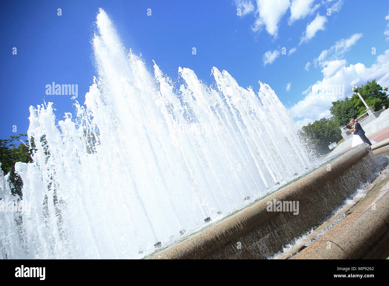 Primo piano con una grande fontana nella piazza del paese. Foto Stock