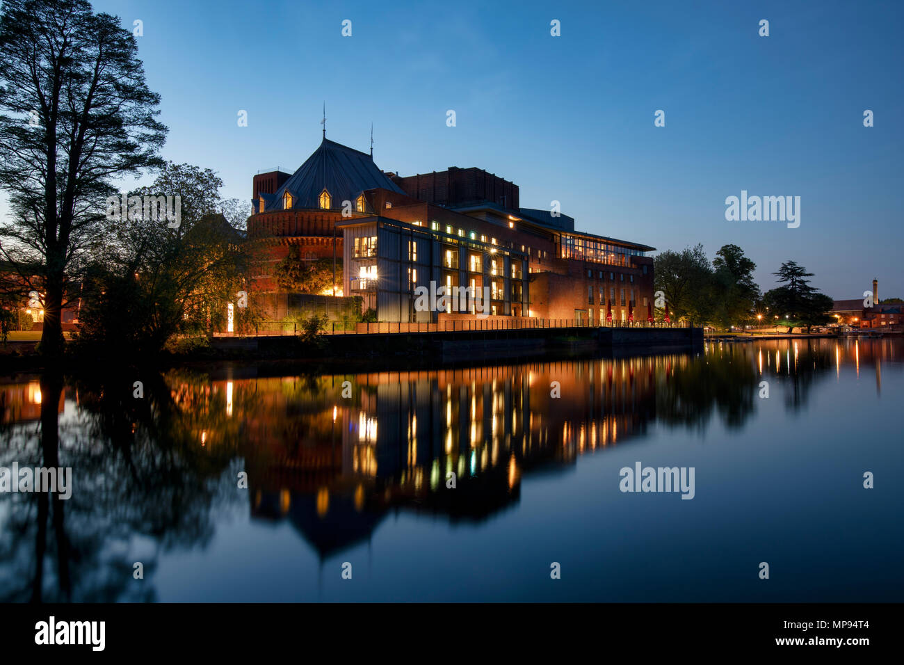 Royal Shakespeare Theatre riflettente nel fiume Avon al crepuscolo. Stratford Upon Avon, Warwickshire, Inghilterra Foto Stock