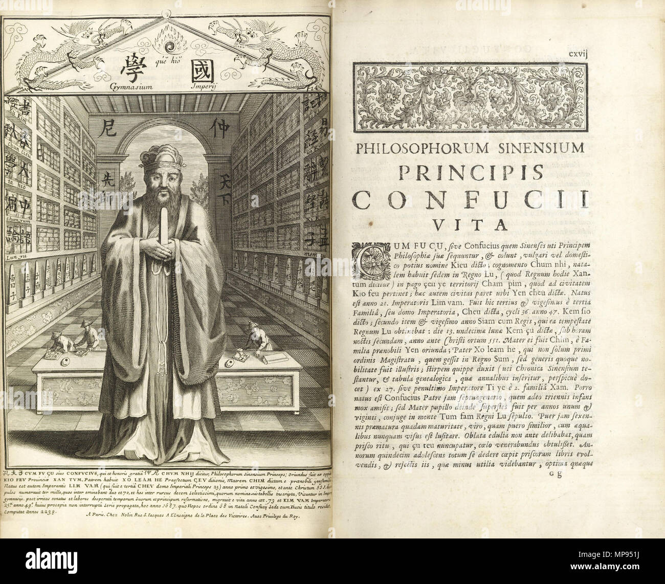. Inglese: Pagine da Confucio Sinarum Philosophus ("Confucio, il filosofo cinese), una con annotazioni traduzione latina di tre dei quattro libri' di Qing Confucianesimo da Prospero Intorcetta, Philip distico, Rougemont e Herdtrich (Parigi, 1687). Sulla sinistra è un ritratto di Confucio in un tempio confuciano, circondato dallo spirito compresse di quattro Assessori e dodici sagge. Molti dei caratteri sulle compresse sono gibberish-il rimanente non identificabili quattro discepoli sono Ziruo (子若), Boniu (伯牛), Ziyou (子有), e Zhuzi (朱子) e vi sono un inspiegabile ulteriore Tabella due Foto Stock