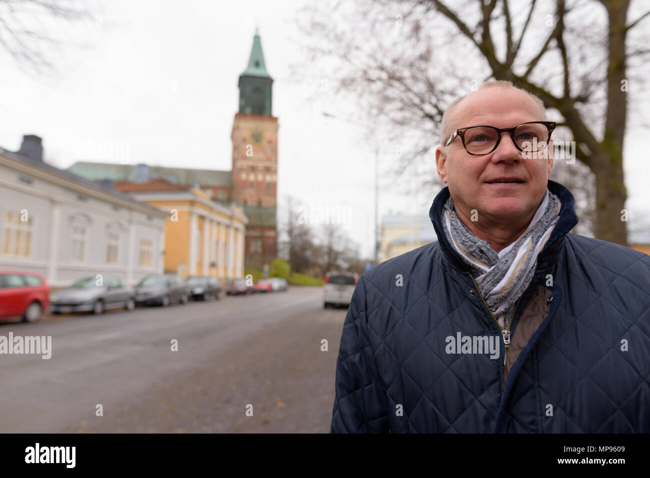 Coppia uomo bello godersi la vita intorno alla città di Turku, Finl Foto Stock