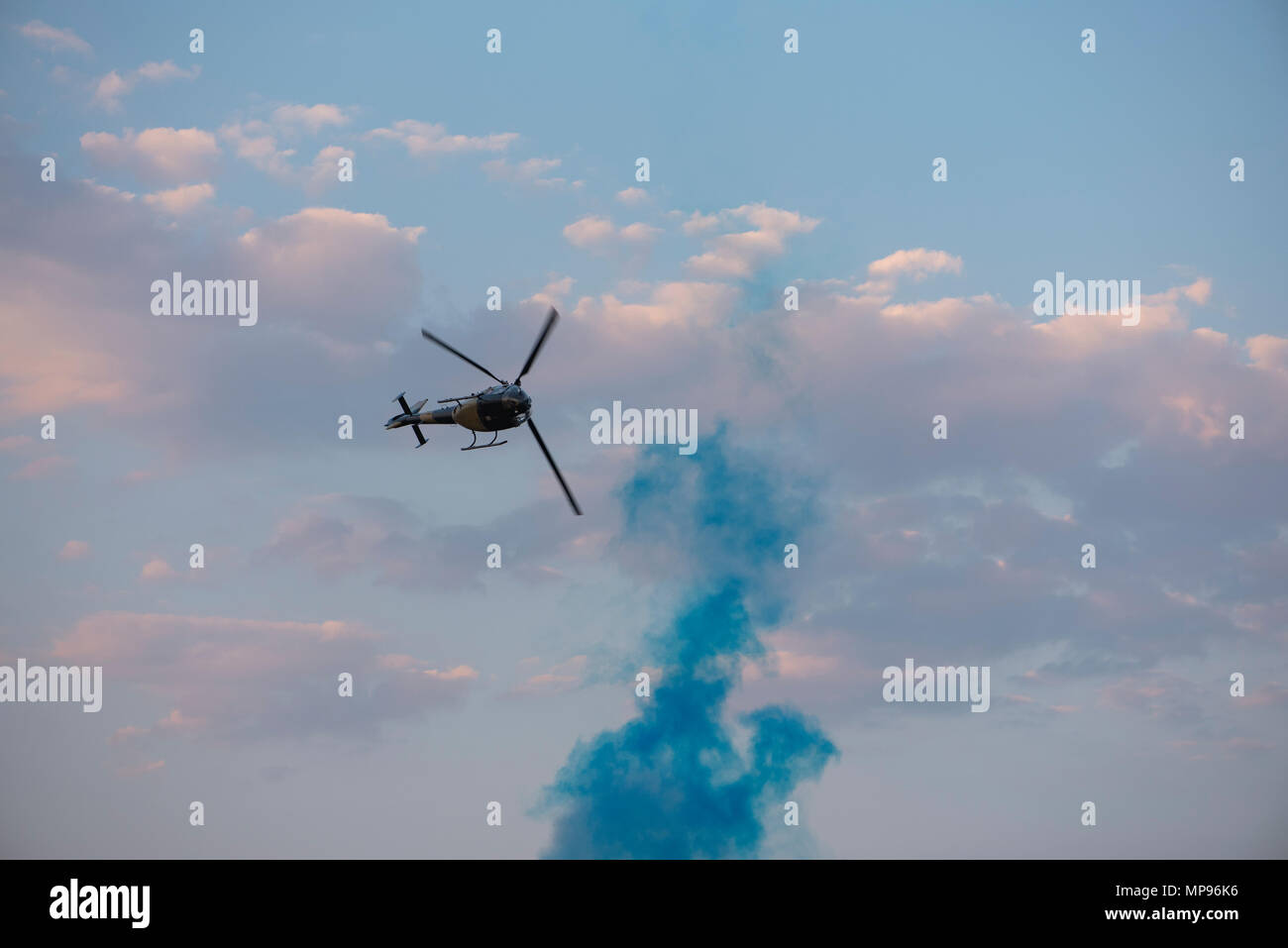 Tempo di giorno di fuochi d'artificio a l'Airshow di Lowveld durante la visualizzazione in elicottero Foto Stock