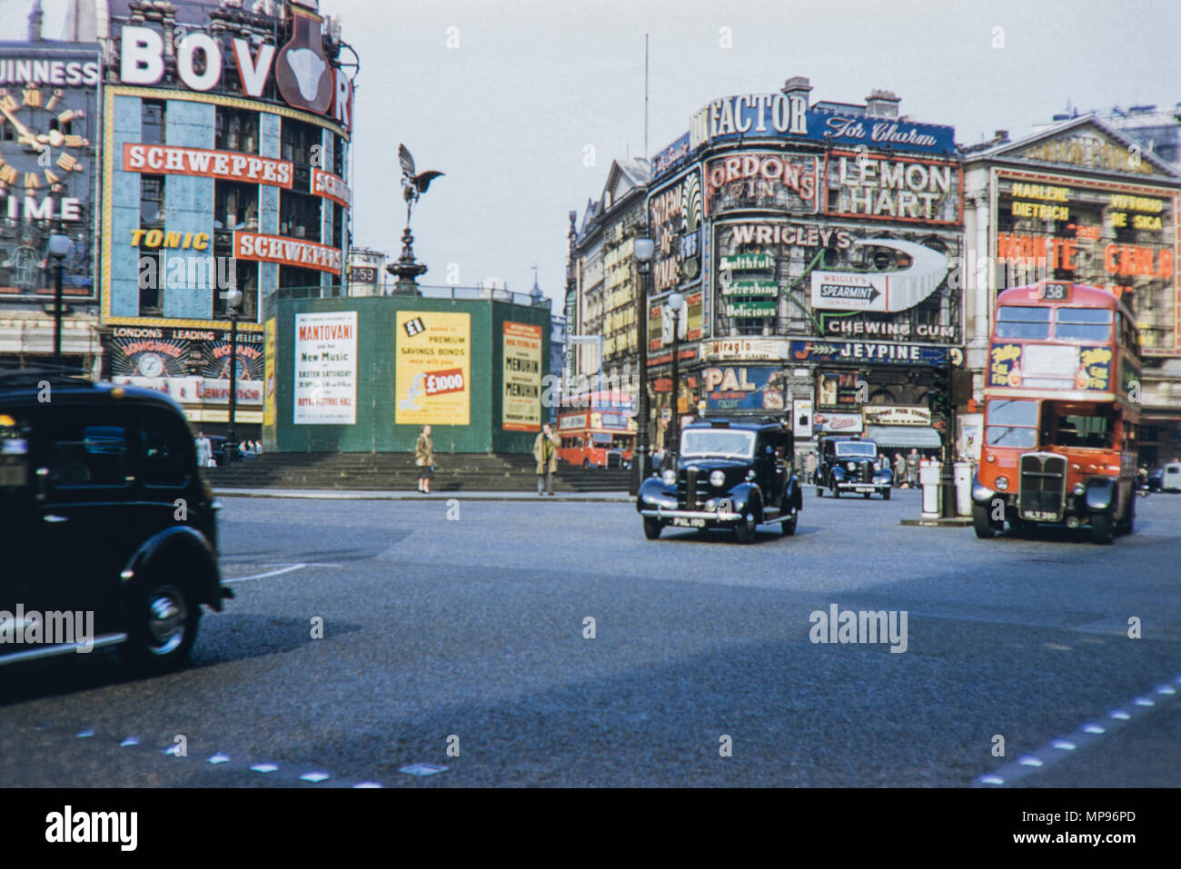 Piccadilly Circus, Londra, marzo 1957 Foto Stock