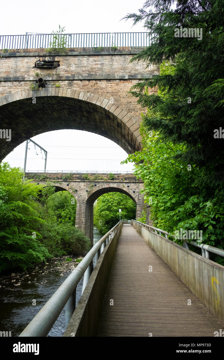 Vista di acqua di Leith passerella come si passa al di sotto di acquedotto che porta il Union Canal a Edimburgo, Scozia, Regno Unito Regno Unito Foto Stock