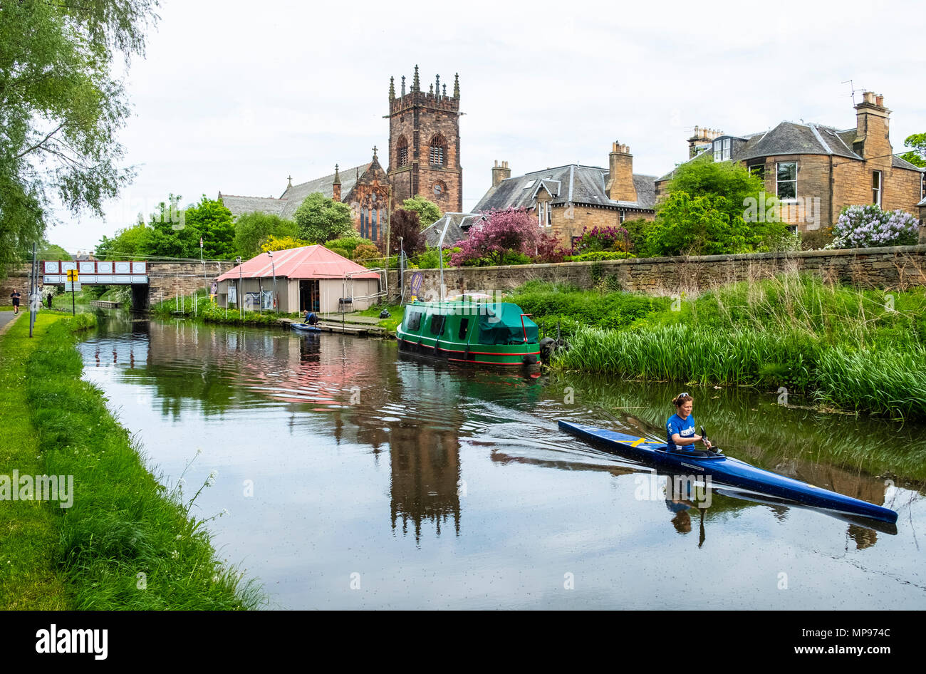 Vista del canale di unione con la donna in canoa a Polwarth ad Edimburgo, Scozia, Regno Unito Foto Stock