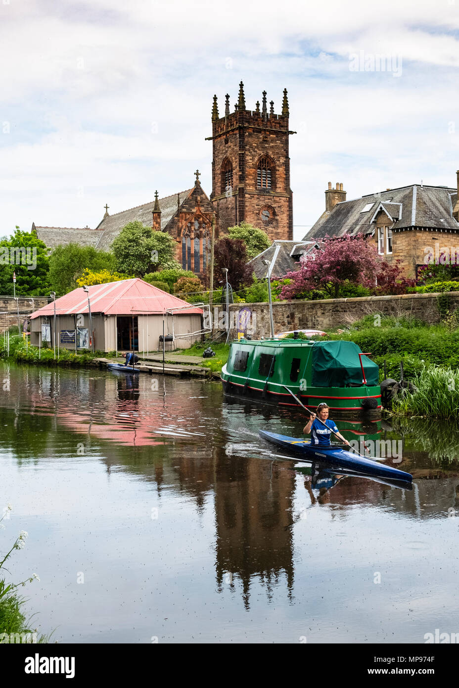 Vista del canale di unione con la donna in canoa a Polwarth ad Edimburgo, Scozia, Regno Unito Foto Stock