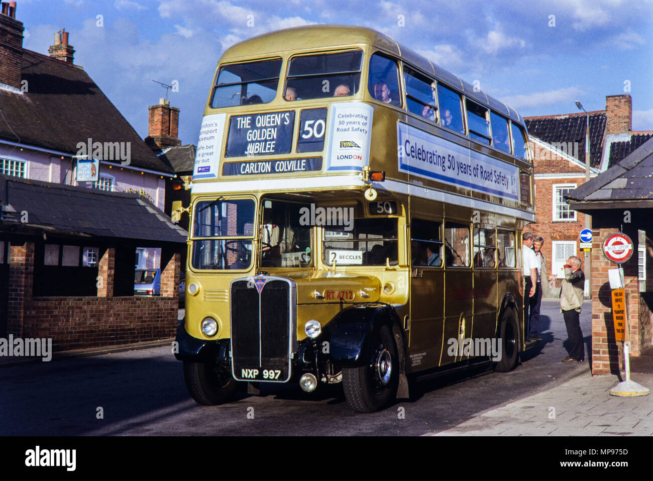 Celebrando il Queens Giubileo d oro come pure 50 anno della sicurezza stradale, trasporto per Londra dipinto questo AEC double decker bus londinese gold Foto Stock