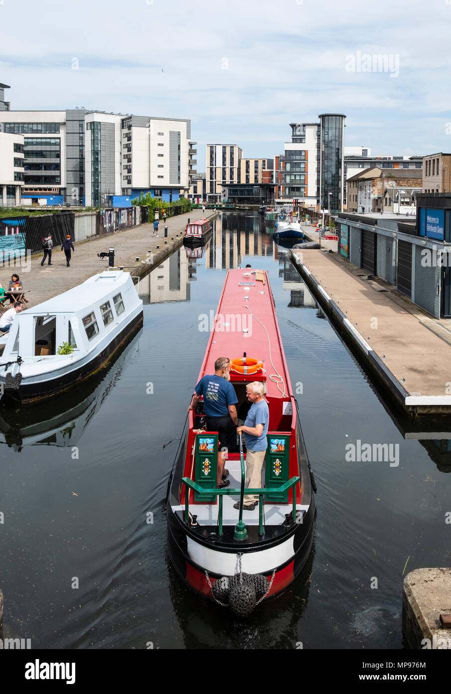 Vista della Union Canal a Lochrin Basin strette con barca a vela per ormeggio a Fountainbridge a Edimburgo, Scozia, Regno Unito Regno Unito Foto Stock