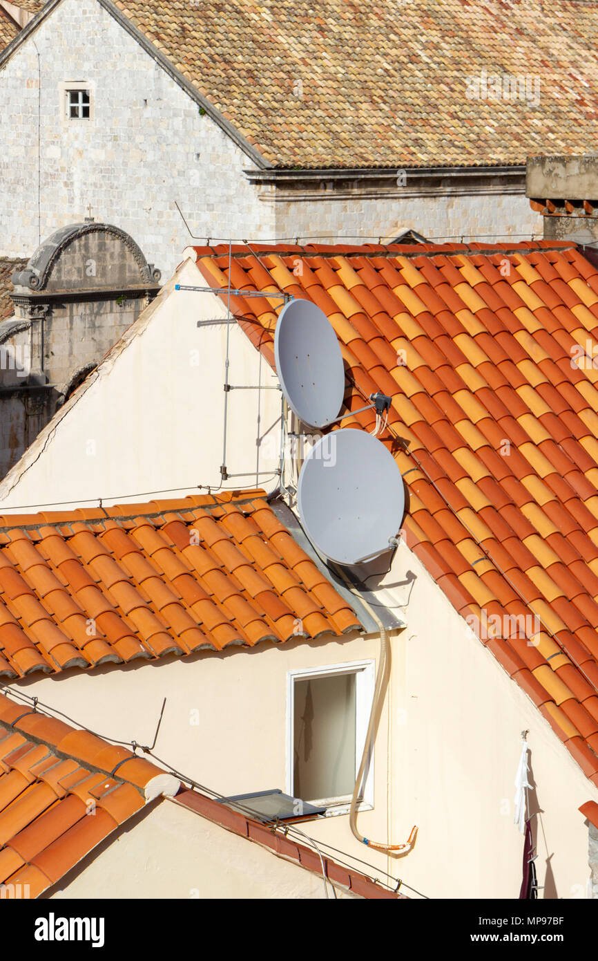 Moderni piatti satellite sui tetti storici della Città Vecchia, Dubrovnik, Croazia. Foto Stock