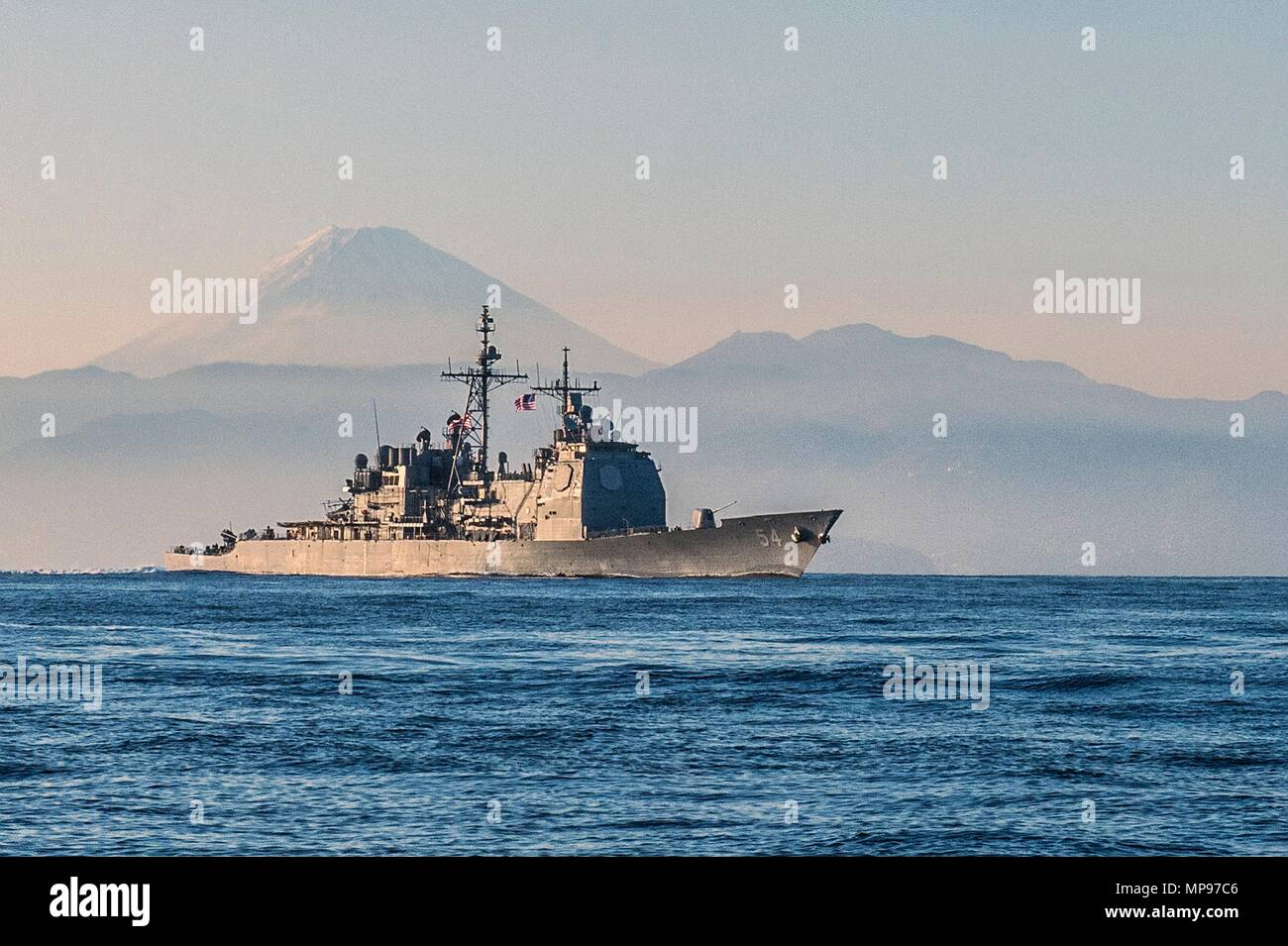 Gli Stati Uniti Navy Ticonderoga-class guidato-missili cruiser USS Antietam cuoce a vapore in corso Novembre 22, 2014 nel Mare del Giappone. (Foto di David Flewellyn via Planetpix) Foto Stock