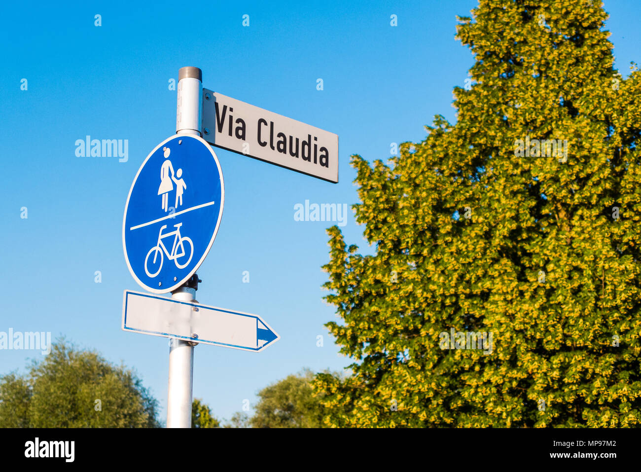In epoca romana la Via Claudia collegato la città di Augusta e l'Italia. Foto Stock