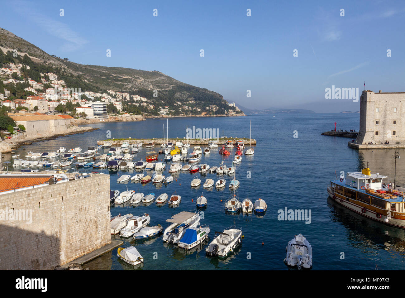 Vista su barche ormeggiate nel porto vecchio della città vecchia di Dubrovnik, Croazia. Foto Stock