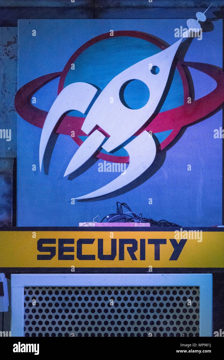 Un cartoon foto di un razzo spaziale essendo utilizzato come un segno di sicurezza. Foto Stock