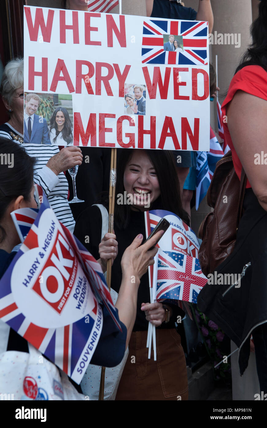 Duca e duchessa del Sussex Royal Wedding Prince Harry Meghan Markle 19 maggio 2018 ha eccitato donne ragazze turisti persone in folla con lo striscione "Harry Wed Meghan" Windsor che guarda la processione HOMER SYKES Foto Stock