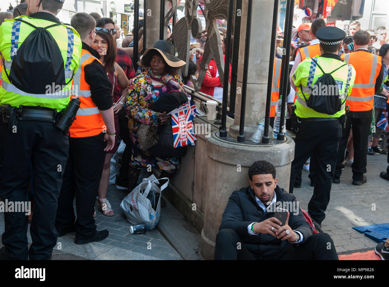 Duca e duchessa di Sussex matrimonio reale Principe Harry Meghan Markle 19 maggio 2018 le persone in folla non possono raggiungere il centro di Windsor, barriera di sicurezza troppe persone.2018 HOMER SYKES Foto Stock