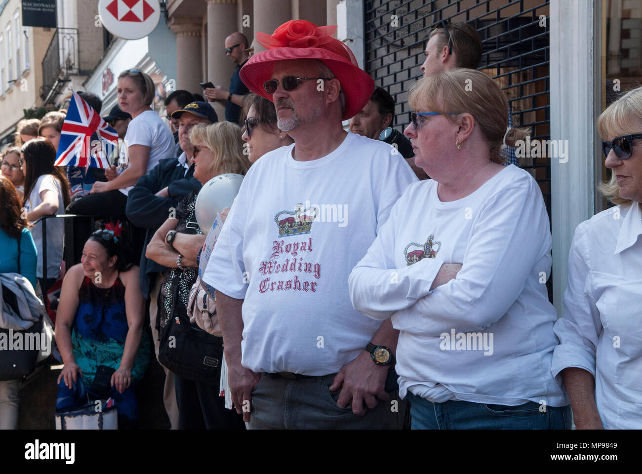 Royal Wedding deluso i turisti erano stati svegli tutta la notte e non potevano vedere nulla del Duca e della Duchessa del Sussex, troppe persone hanno spinto di fronte a loro Windsor 19 maggio 2018 HOMER SYKES Foto Stock