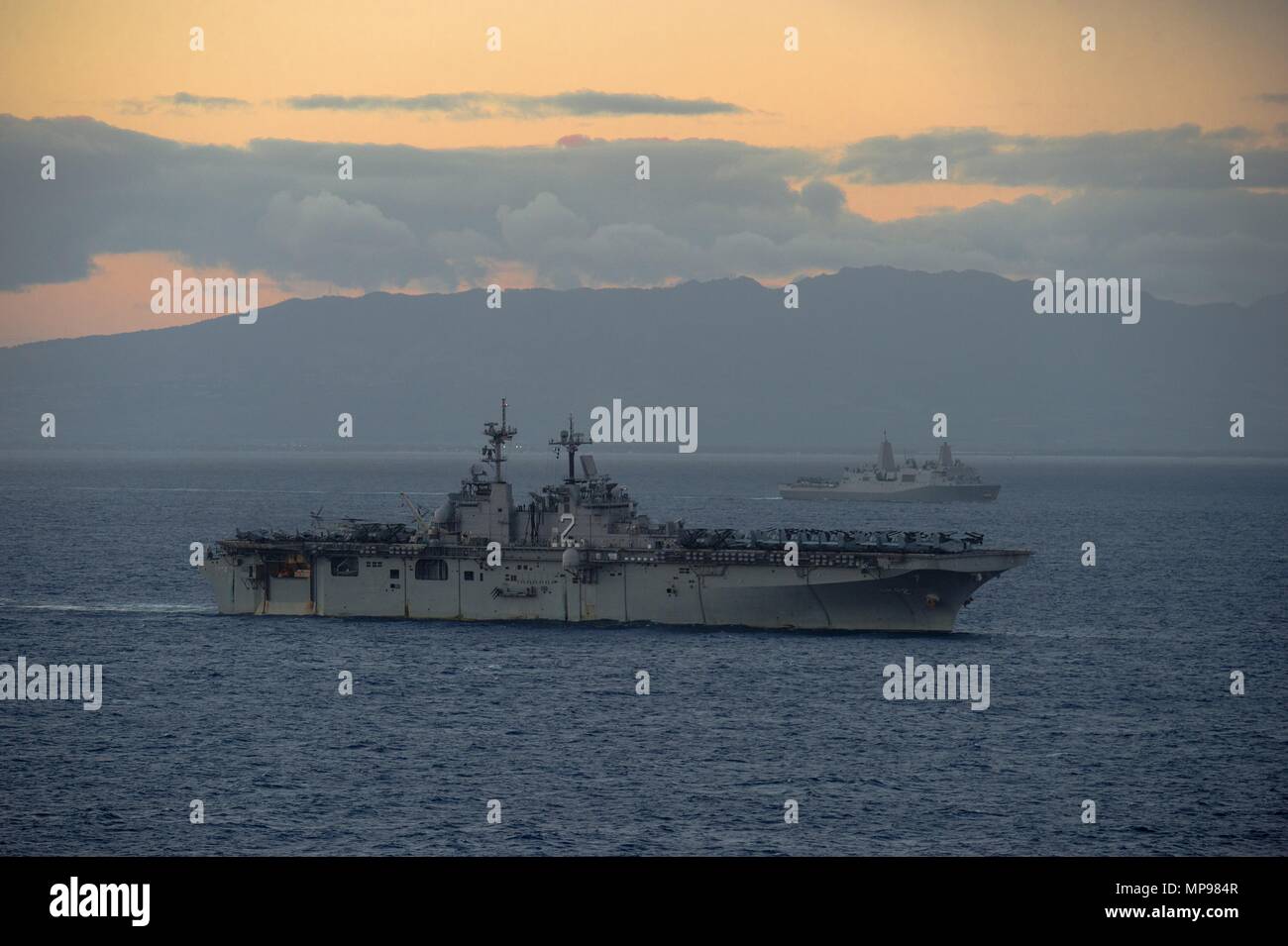 Gli Stati Uniti Navy Wasp-classe assalto anfibio nave USS Essex cuoce a vapore in corso al tramonto Dicembre 6, 2015 nell'Oceano Pacifico. (Foto di Liam Kennedy via Planetpix) Foto Stock