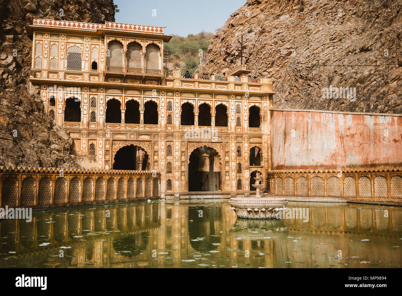 Visita a Galta Ji, il Tempio delle Scimmie a Jaipur, India Foto Stock