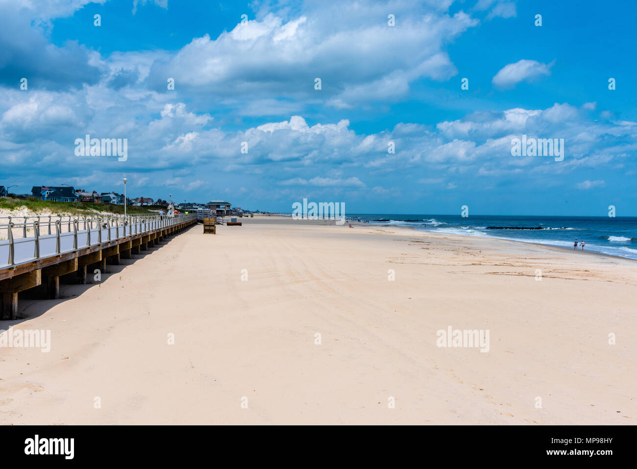 La spiaggia e il lungomare in Spring Lake NJ su una bella giornata in maggio. Foto Stock
