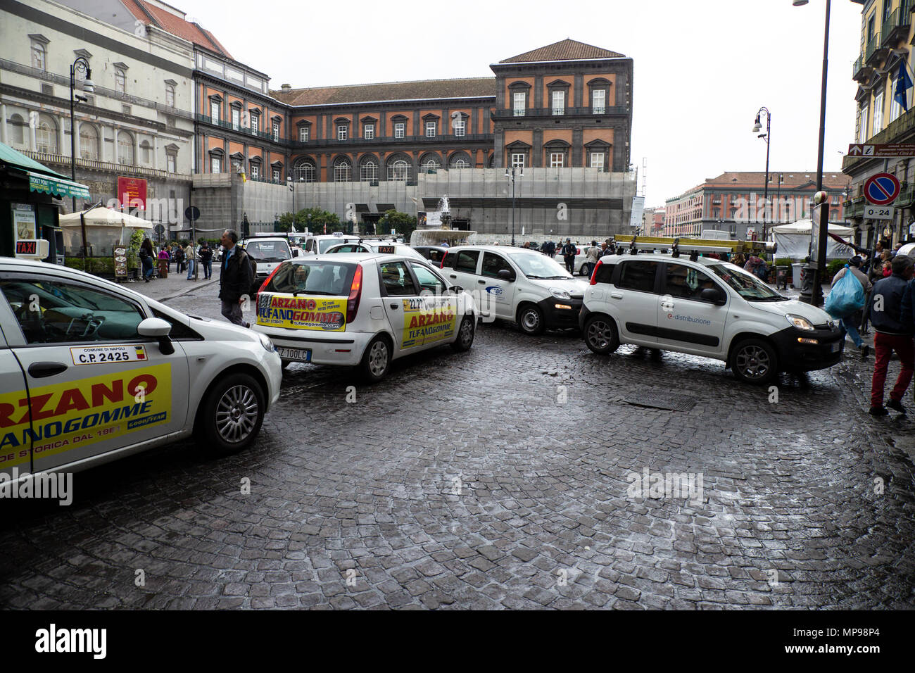 La congestione del traffico nella città di Napoli, Italia Foto Stock