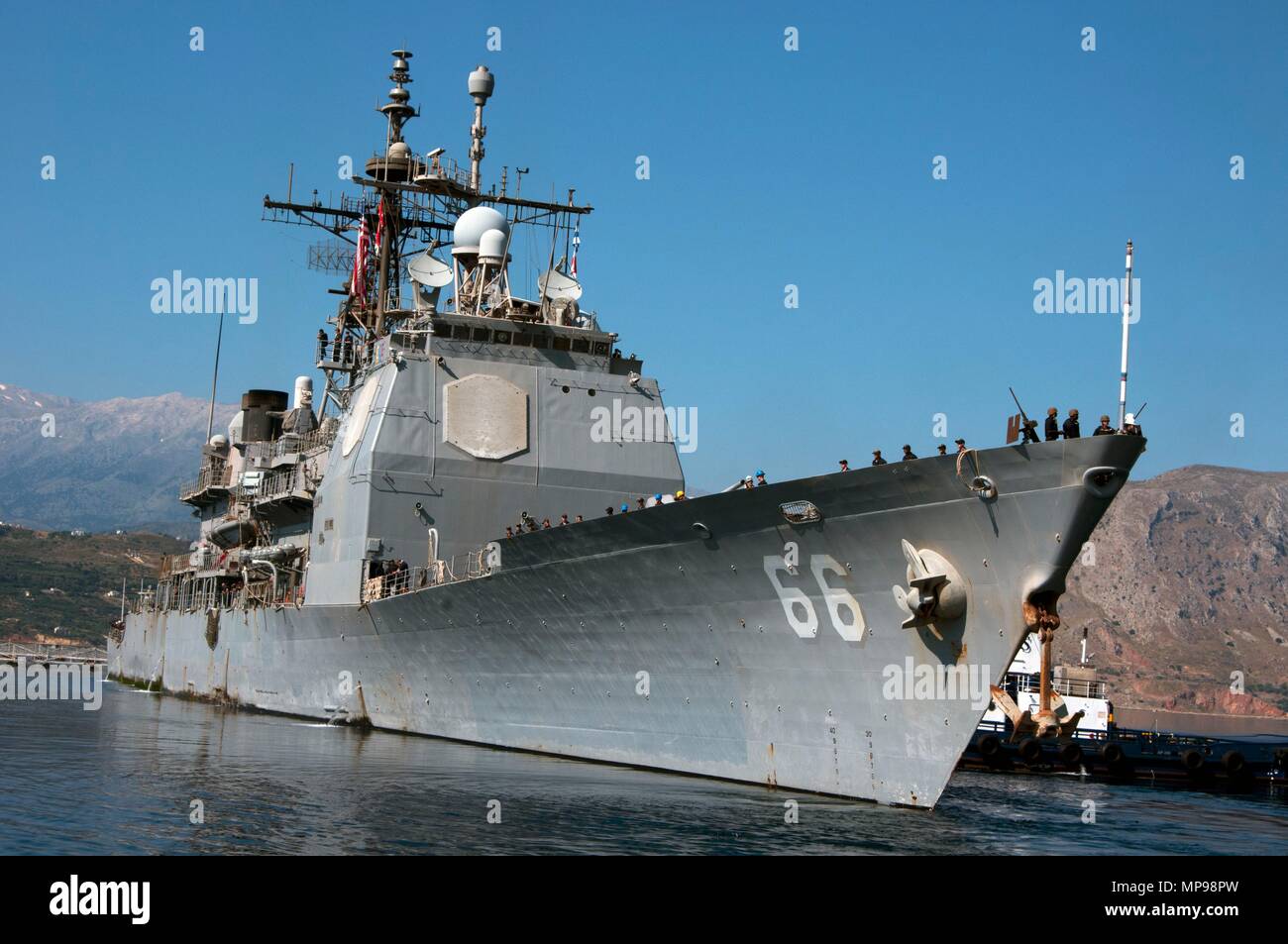 Gli Stati Uniti Navy Ticonderoga-class guidato-missili cruiser USS Hue City arriva a Marathi NATO Pier Facility Giugno 28, 2017 in Souda Bay, Creta, Grecia. (Foto di Joel Diller via Planetpix) Foto Stock